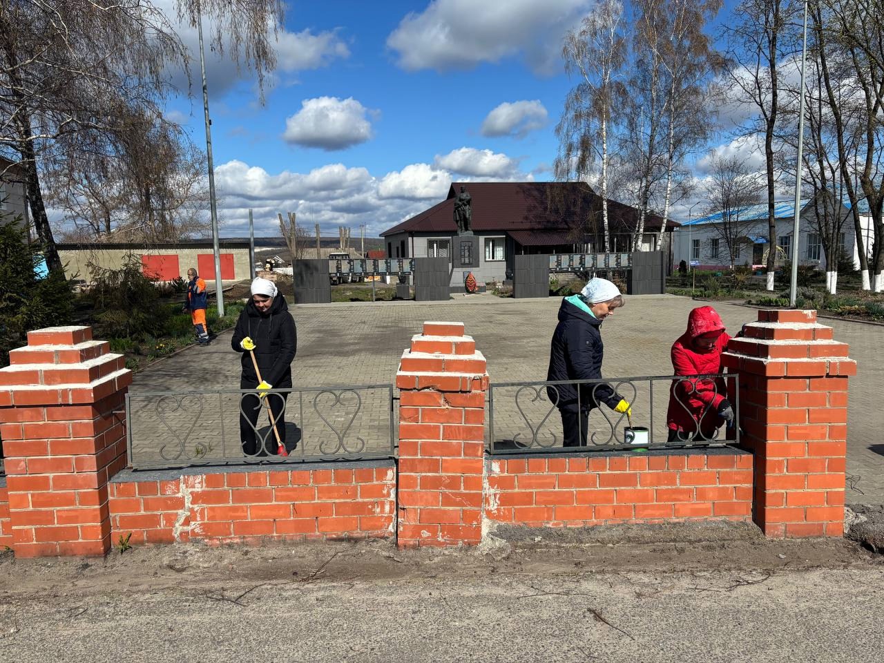 В преддверии празднования 80-летия Победы в Великой Отечественной войне приступили к благоустройству и текущему ремонту памятников. Привели в порядок воинское захоронение в селе Белянка.