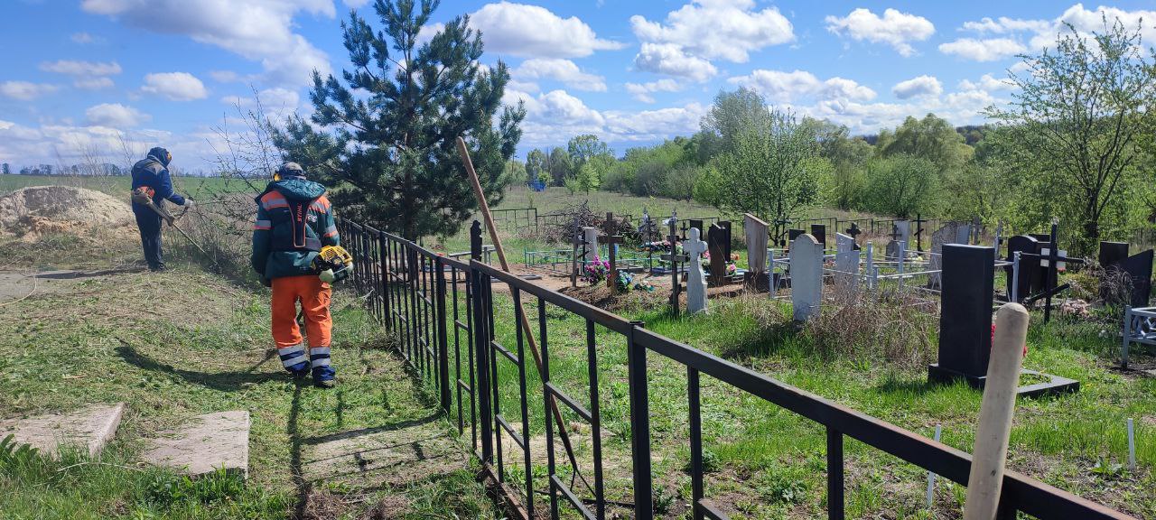 Сотрудники администрация приступили к уборке кладбищ.