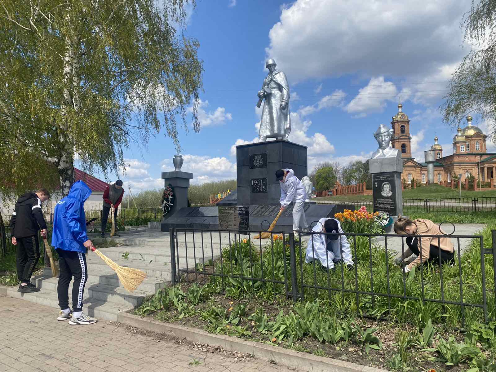 Сотрудниками администрации, коммунальной службы сервиса и волонтерским отрядом Белянского центра культурного развития проведены субботники на Братских могилах..