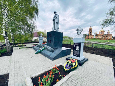 Братская могила советских воинов, погибших в боях с фашистскими захватчиками в 1943 году. Захоронено 153 человека, имена установлены..