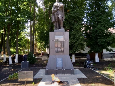 Братская могила советских воинов, погибших в боях с фашистскими захватчиками в 1943 году. Захоронено 10 человек, имена установлены..