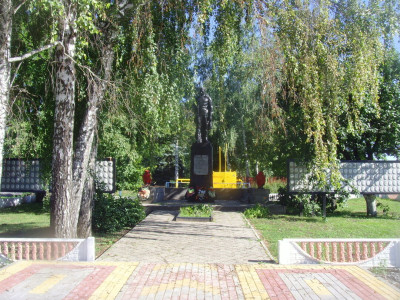 Братская могила советских воинов, погибших в боях с фашистскими захватчиками в 1943 году. Захоронено 73 человека, имена 3 человек установлены..