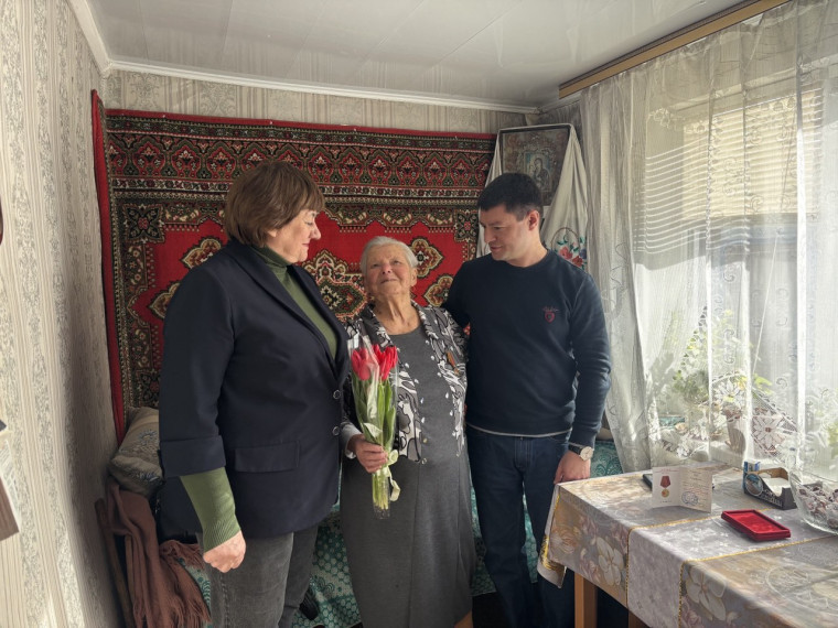 Депутат Совета депутатов Шебекинского муниципального округа Курдубадзе Анатолий Анатолович и глава Белянской территориальной администрации Сербина Галина Васильевна вручили медаль «80 лет Победы в Великой Отечественной войне 1941-1945 гг.» труженице тыла. Депутат Совета депутатов Шебекинского муниципального округа Курдубадзе Анатолий Анатолович и глава Белянской территориальной администрации Сербина Галина Васильевна вручили медаль «80 лет Победы в Великой Отечественной войне 1941-1945 гг.» труженице тыла.
