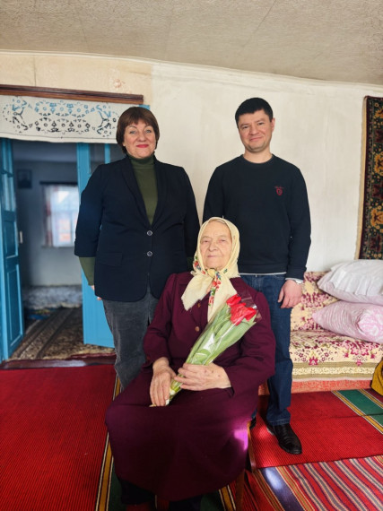 Депутат Совета депутатов Шебекинского муниципального округа Курдубадзе Анатолий Анатолович и глава Белянской территориальной администрации Сербина Галина Васильевна вручили медаль «80 лет Победы в Великой Отечественной войне 1941-1945 гг.» труженице тыла. Депутат Совета депутатов Шебекинского муниципального округа Курдубадзе Анатолий Анатолович и глава Белянской территориальной администрации Сербина Галина Васильевна вручили медаль «80 лет Победы в Великой Отечественной войне 1941-1945 гг.» труженице тыла.