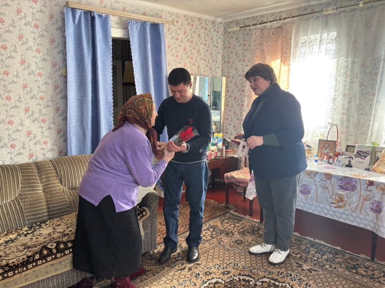 Депутат Совета депутатов Шебекинского муниципального округа Курдубадзе Анатолий Анатолович и глава Белянской территориальной администрации Сербина Галина Васильевна вручили медаль «80 лет Победы в Великой Отечественной войне 1941-1945 гг.» труженице тыла. Депутат Совета депутатов Шебекинского муниципального округа Курдубадзе Анатолий Анатолович и глава Белянской территориальной администрации Сербина Галина Васильевна вручили медаль «80 лет Победы в Великой Отечественной войне 1941-1945 гг.» труженице тыла.